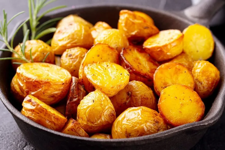 Batatas assadas no forno com azeite e alho