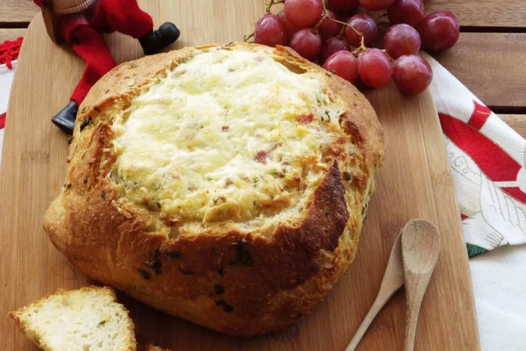 Pão recheado com queijo da serra e presunto