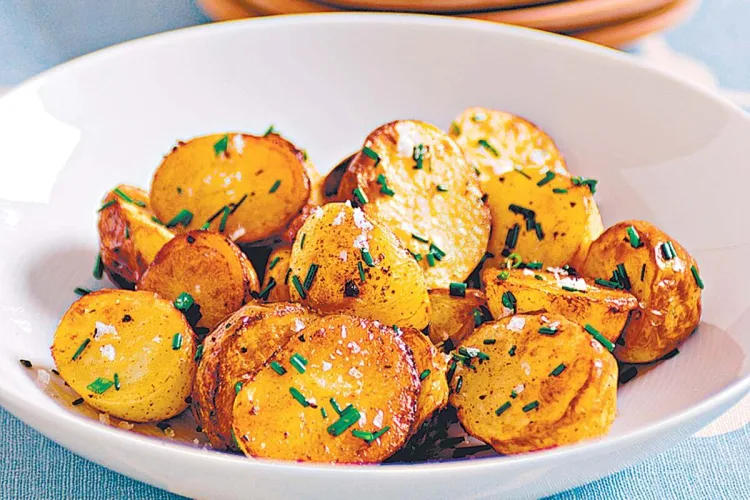 Batatas assadas no forno com colorau