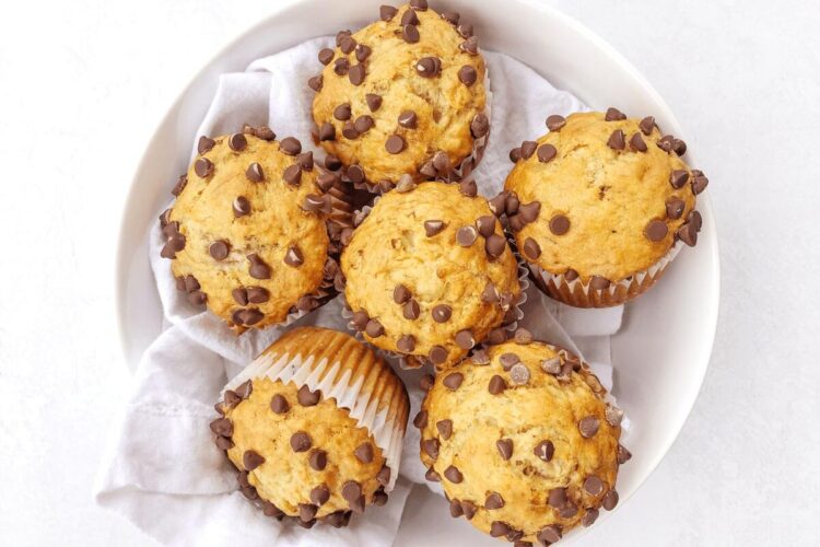 Muffins de banana, aveia e pepitas de chocolate