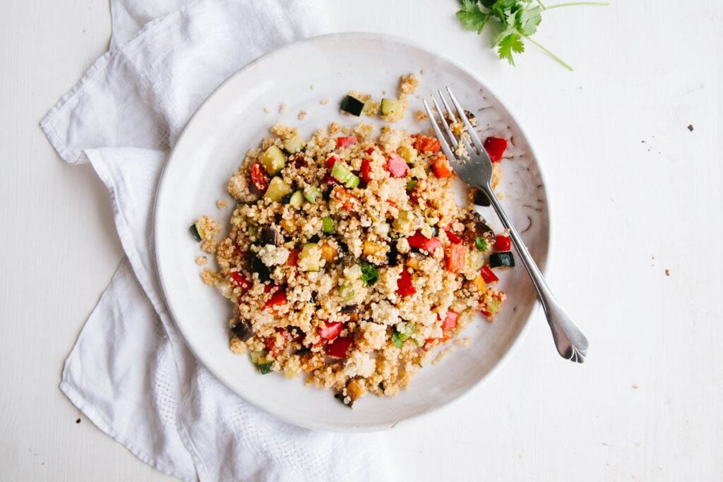 Salada de quinoa com legumes grelhados