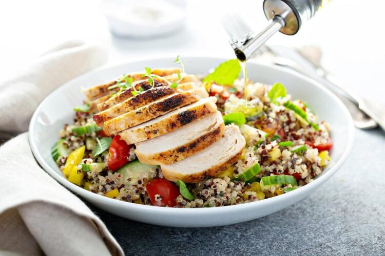 salada de quinoa e frango