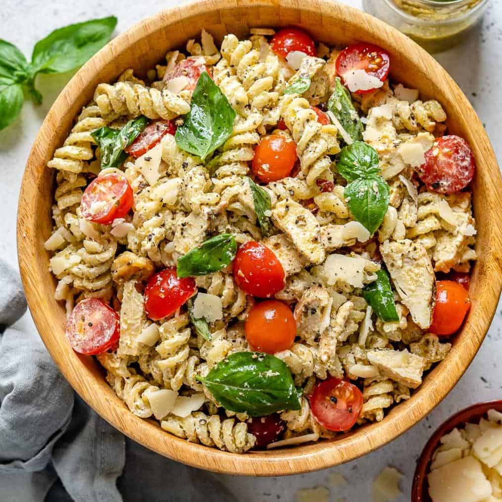 Salada de massa com frango e pesto