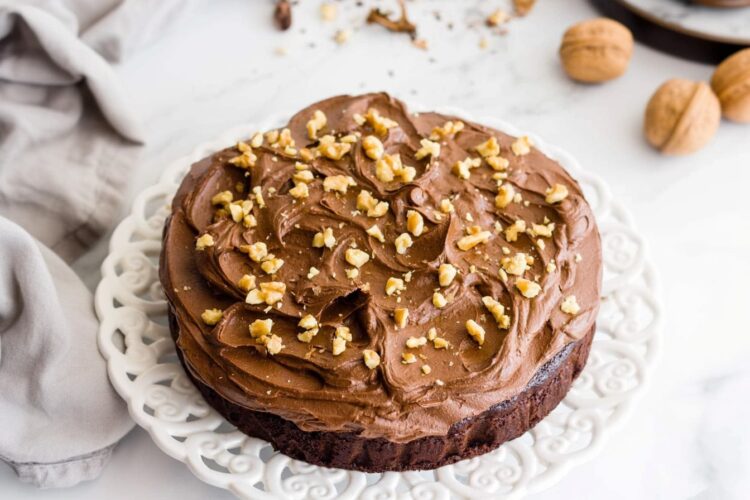 Bolo de nozes com cobertura de chocolate